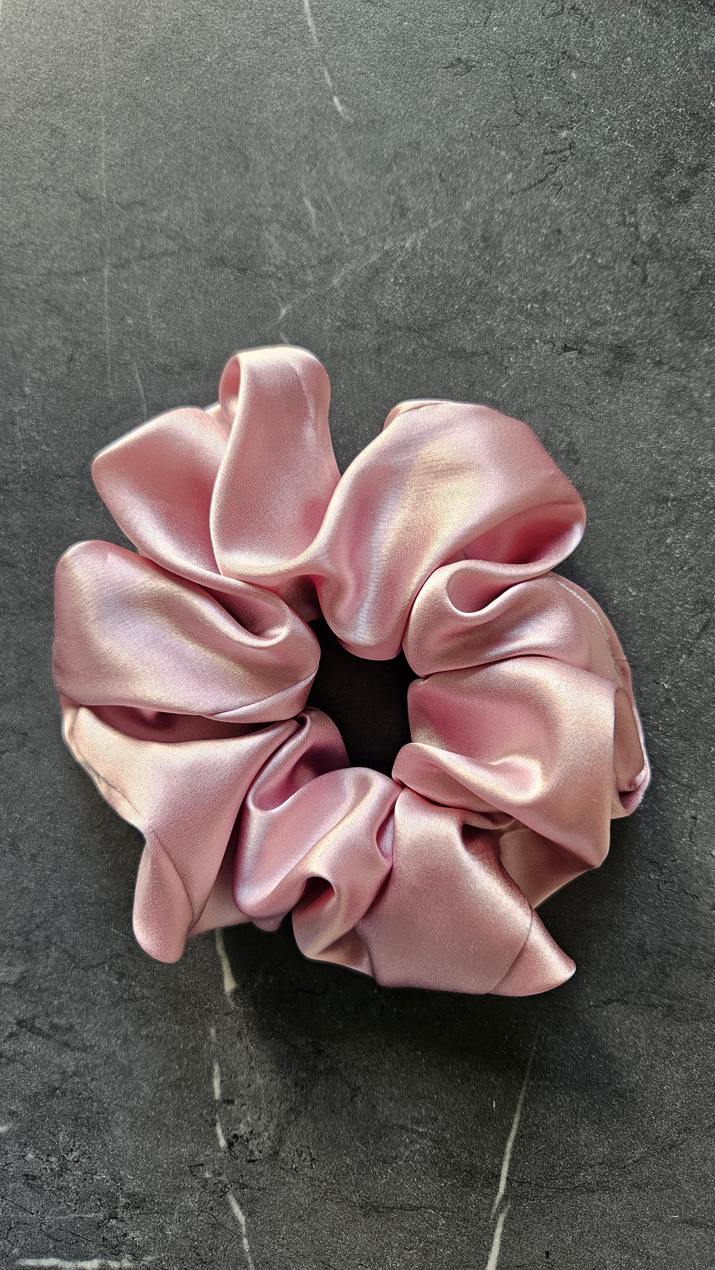 Grey rose spalvos puri plaukų gumelė 100% Mulberry, 6A