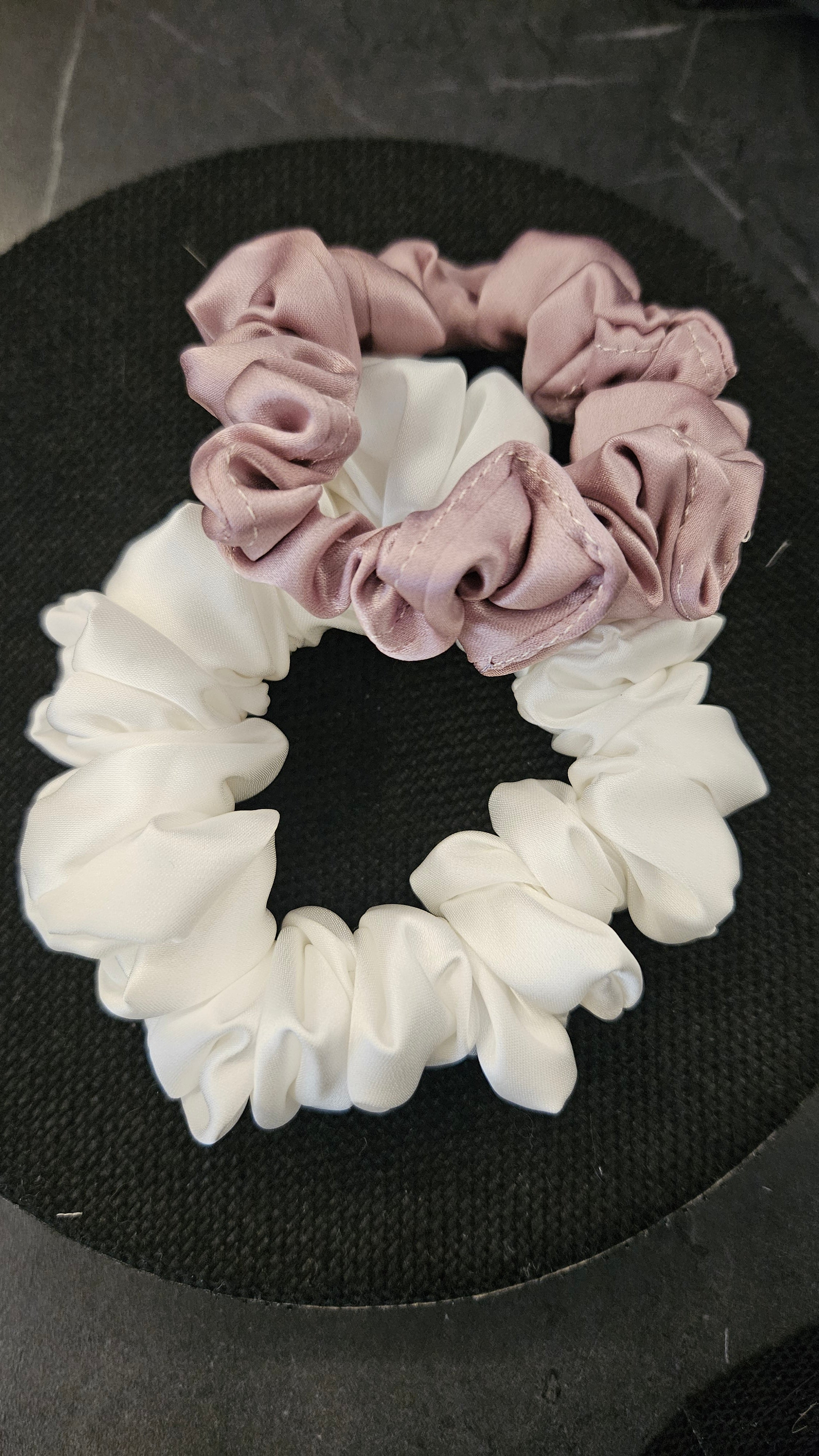 Dvi 100% Mulberry šilko midi gumytės baltos ir grey rose spalvų