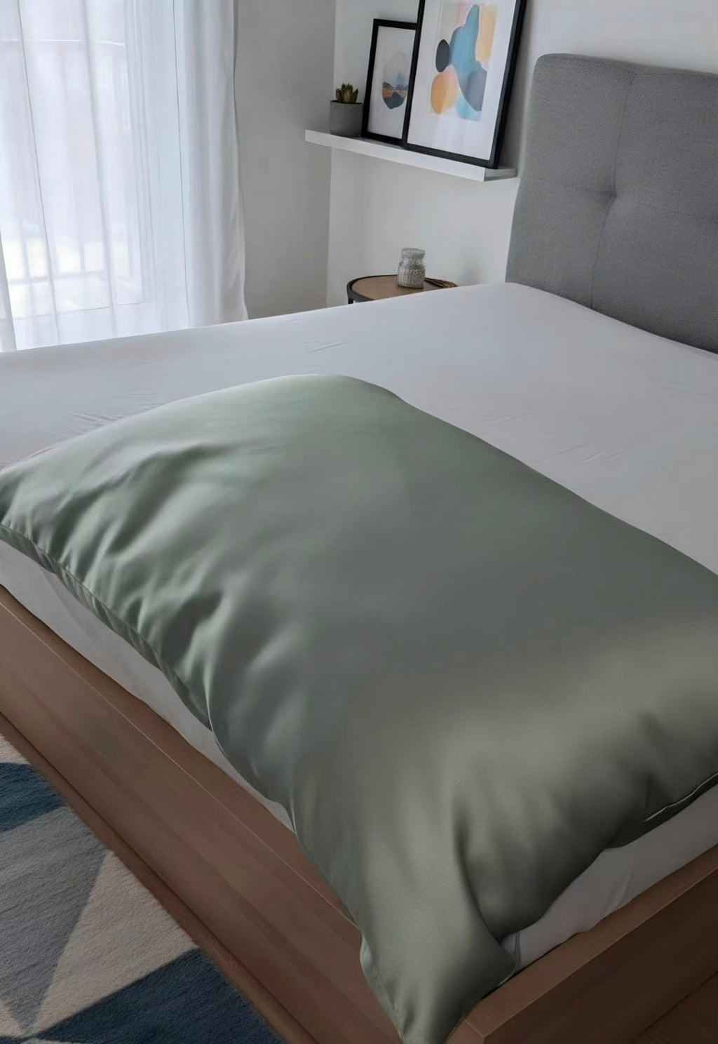 Pistacijų spalvos šilkinis užvalkalas moderniame kambaryje