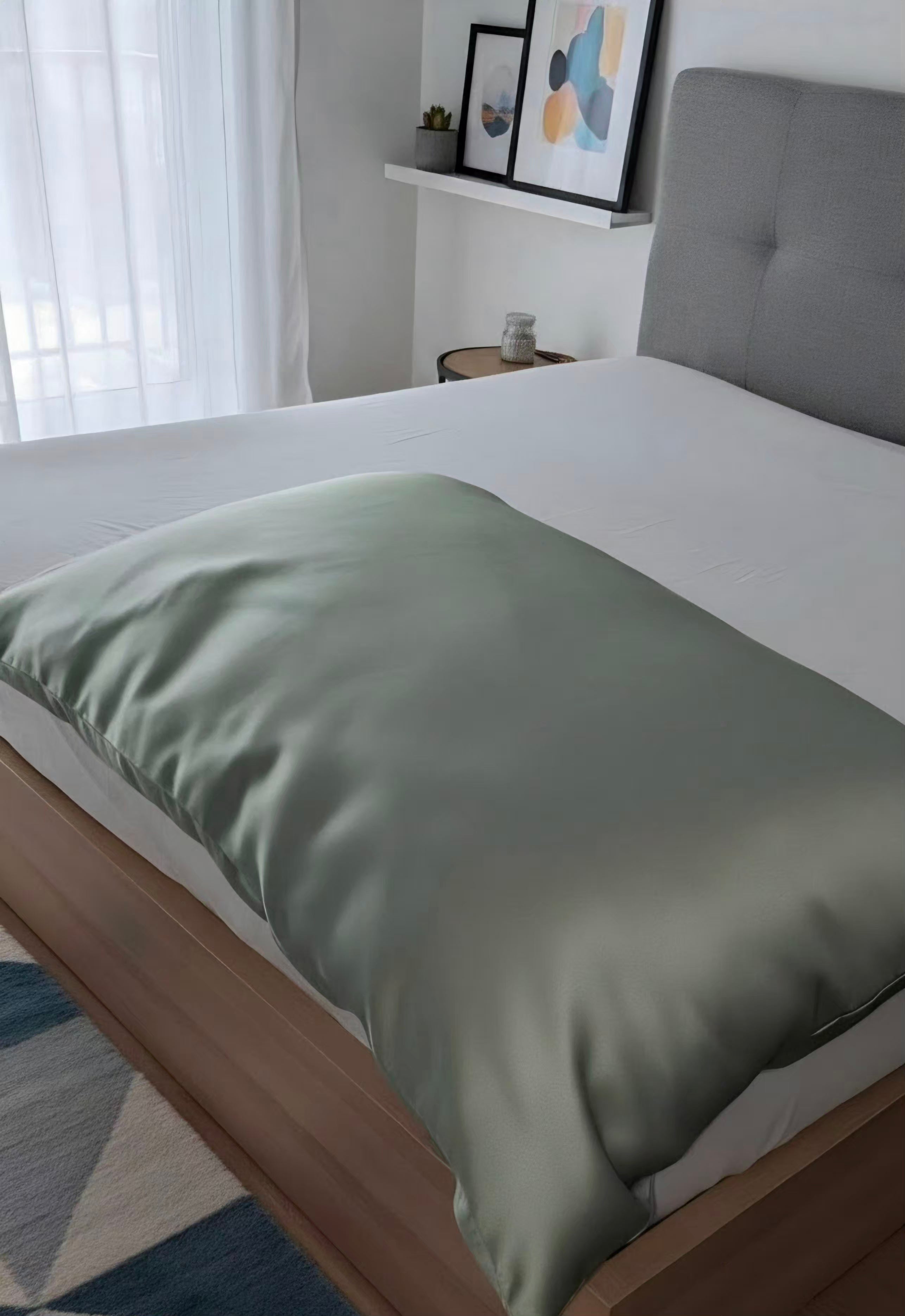 Pistacijų spalvos šilkinis užvalkalas moderniame kambaryje